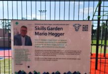 Onthulling plaquette ter ere van voormalig wethouder Mario Hegger bij Skills Garden